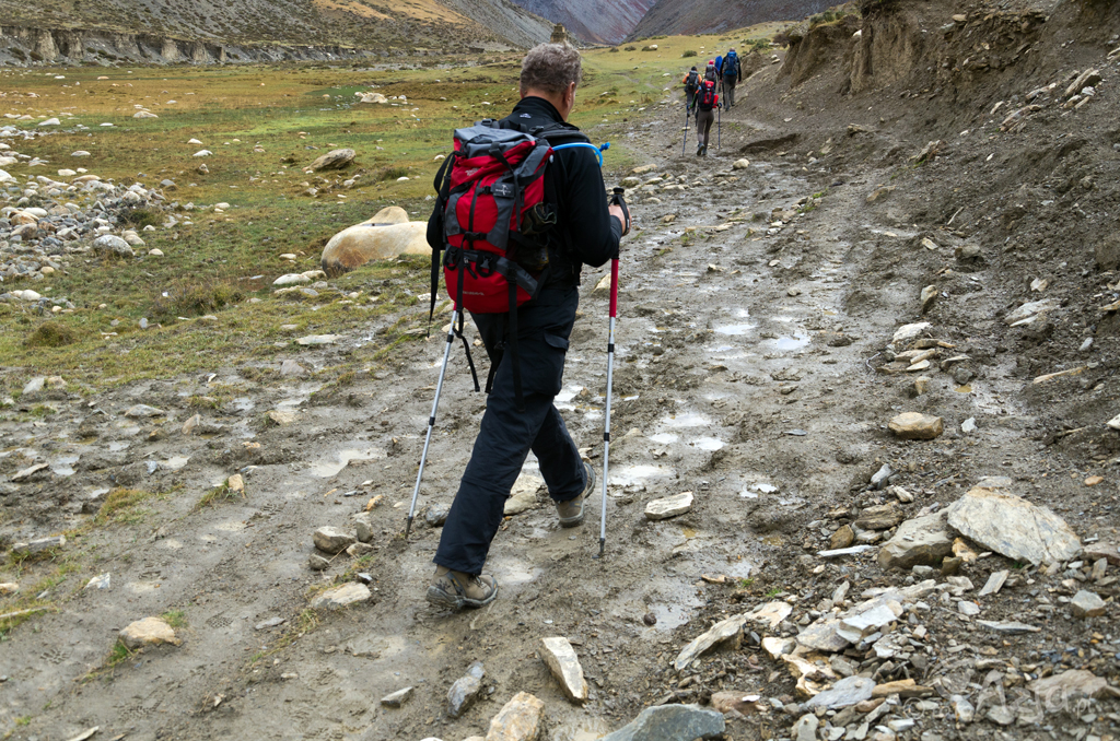 Dzień 15: Podmokły i technicznie wymagający szlak za Tinje w kierunku obozu pod Chhoila La